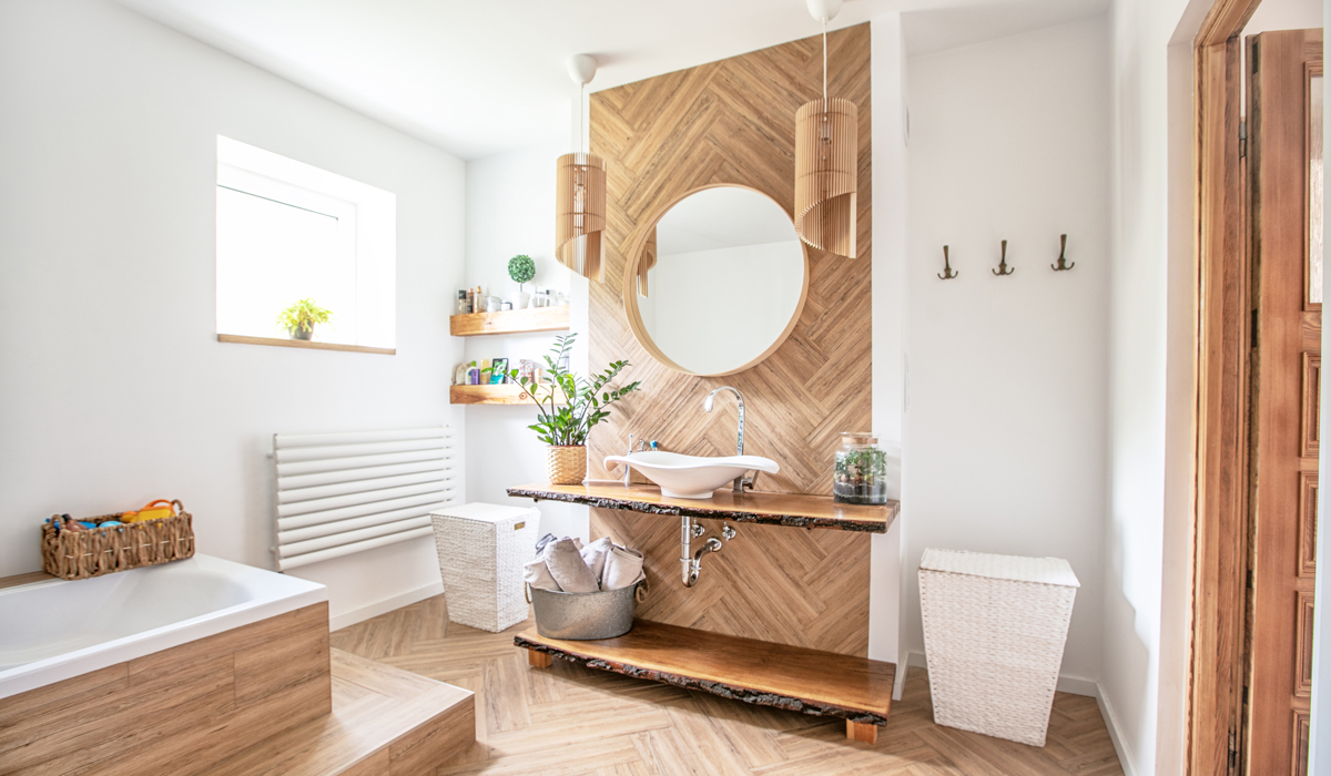 Verwenden Sie Fliesen in Holzoptik, um bestimmte Bereiche Ihres Badezimmers zu akzentuieren, z. B. hinter diesem Waschtisch und um die Badewanne herum! bathroom wood wall